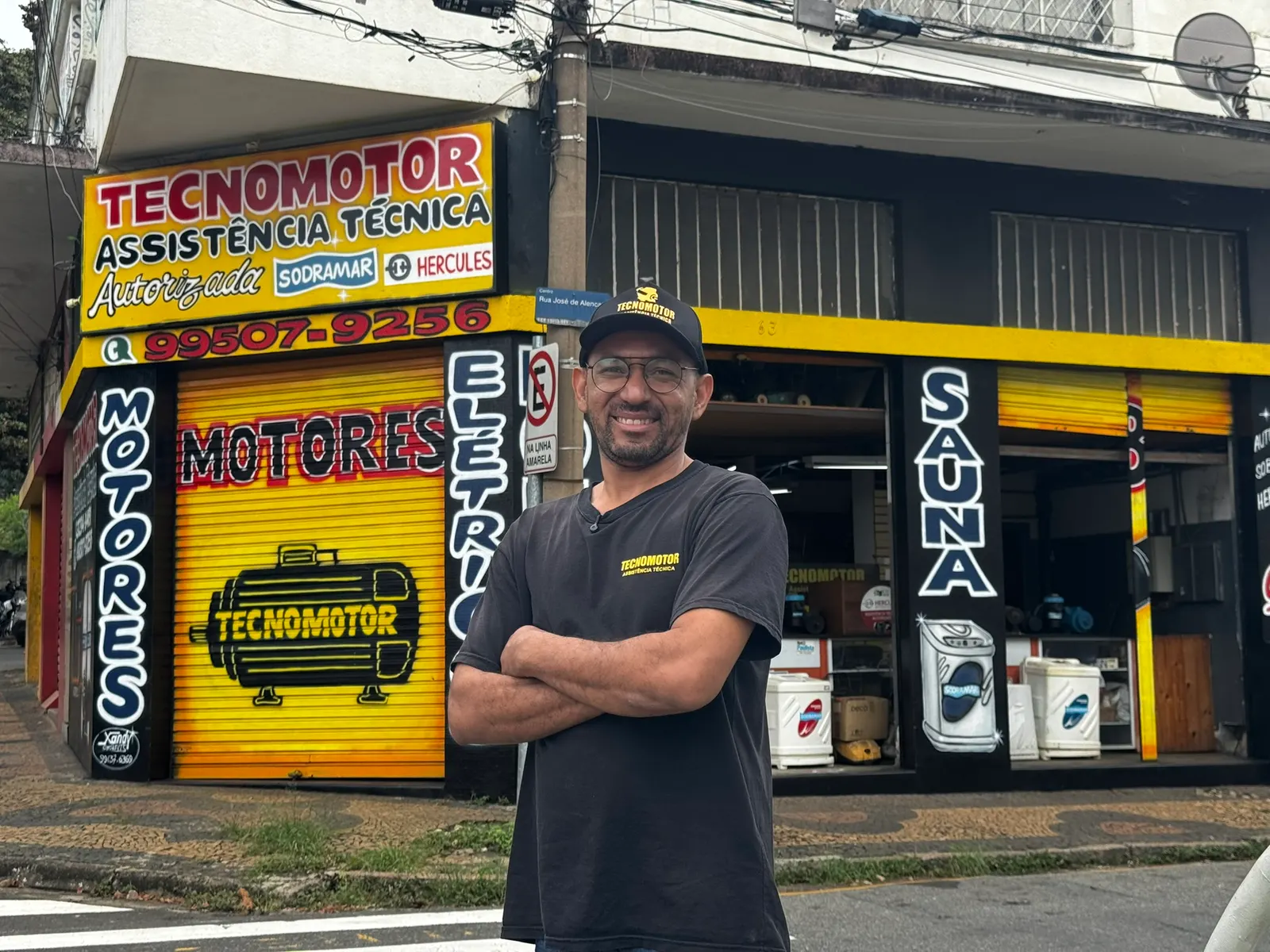 Cesar, da Tecnomotor, em frente à loja